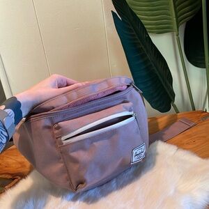 🌸 Dusty rose Herschel Fanny pack 🌸